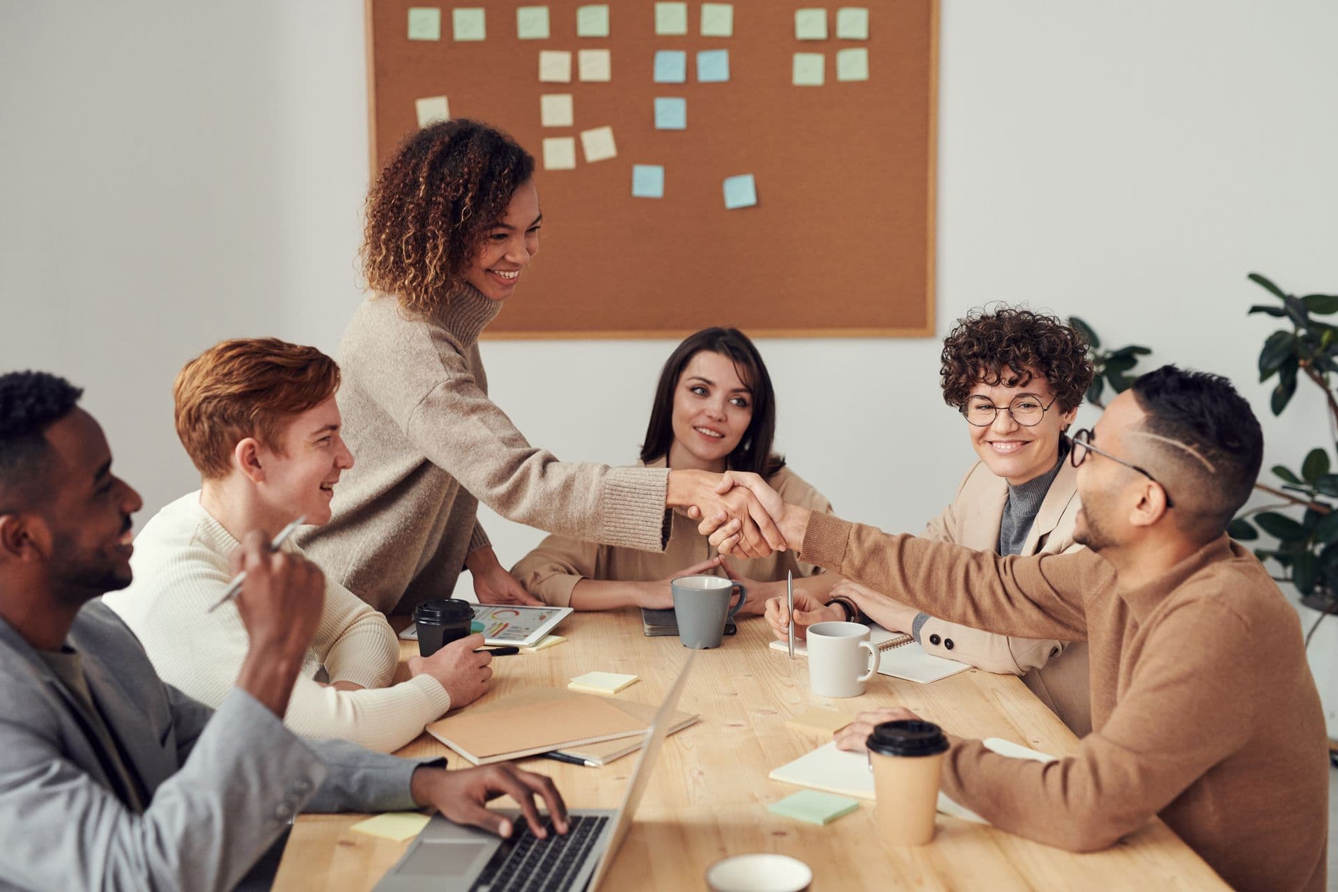 Equipe de RH em reunião colaborativa